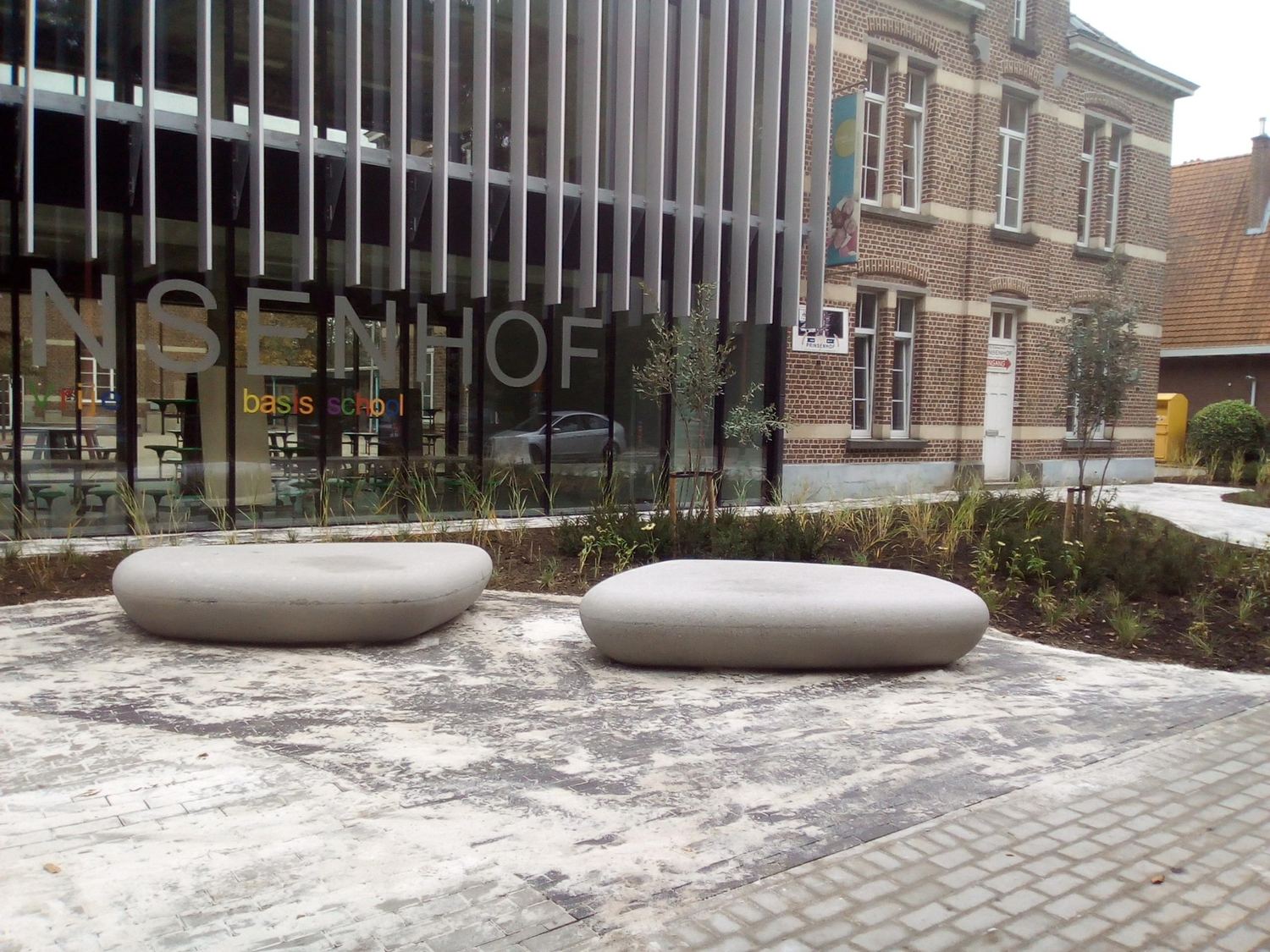 Schoolplein met groene zitelementen — realisatie Jardim