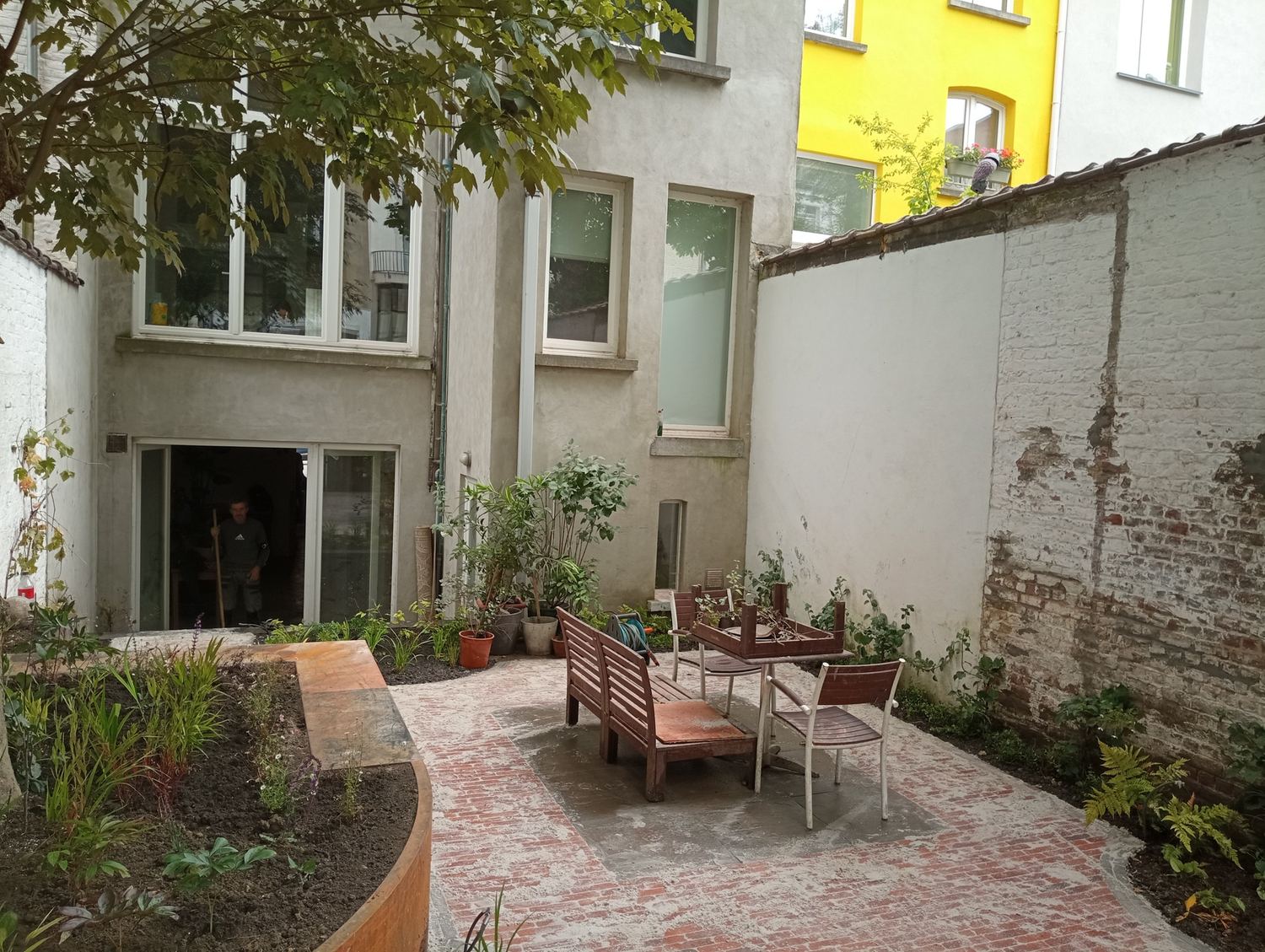 Stadstuin met terras en zitplek — realisatie Jardim