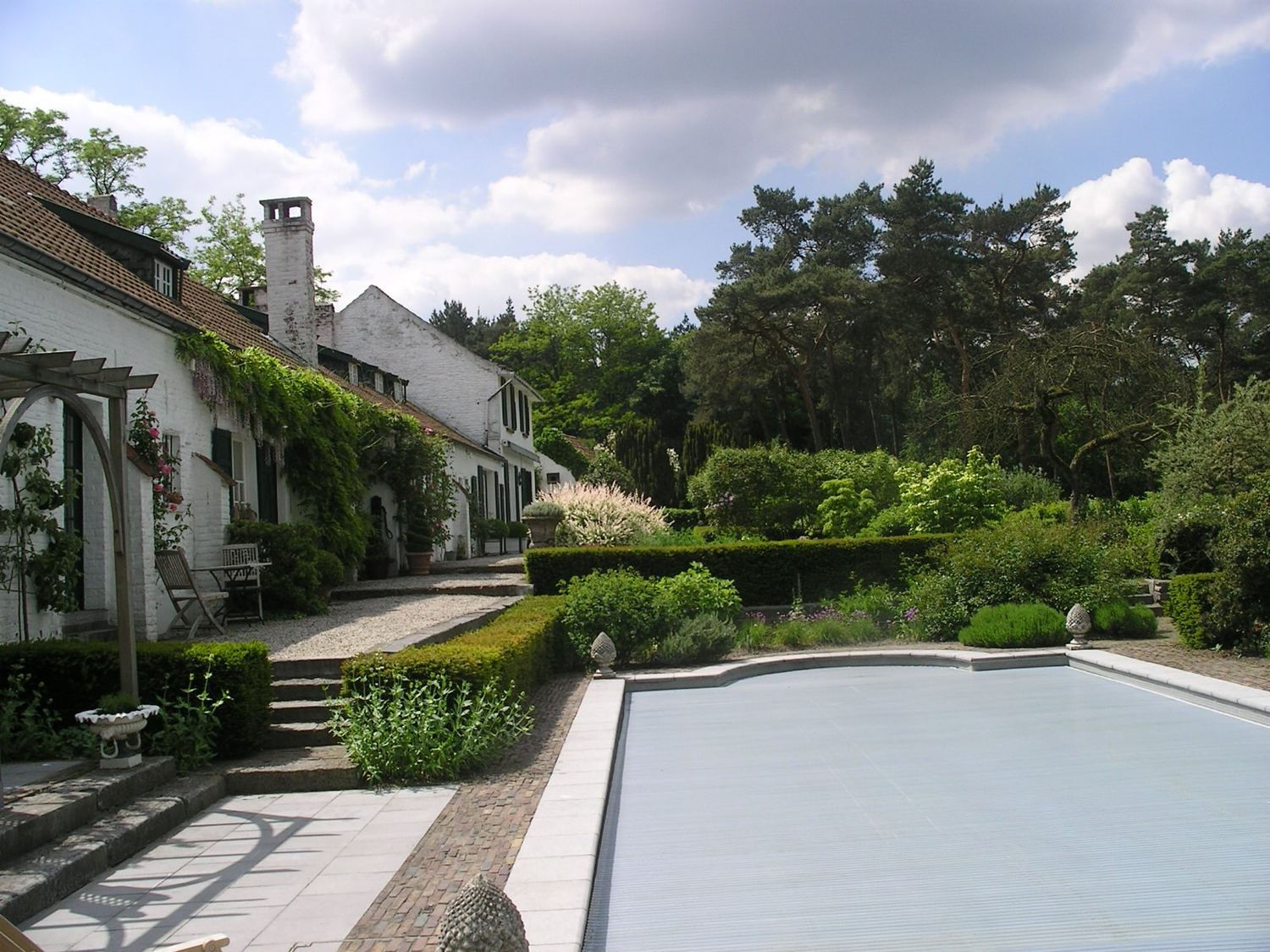 Villatuin met zwembad en houten pergola — realisatie Jardim